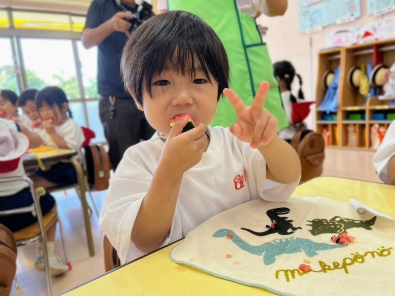 みんなで楽しいスイカ割り！ - つくし幼稚園